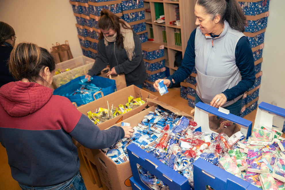 Freiwillige packen Süßigkeiten für die Tüten zusammen